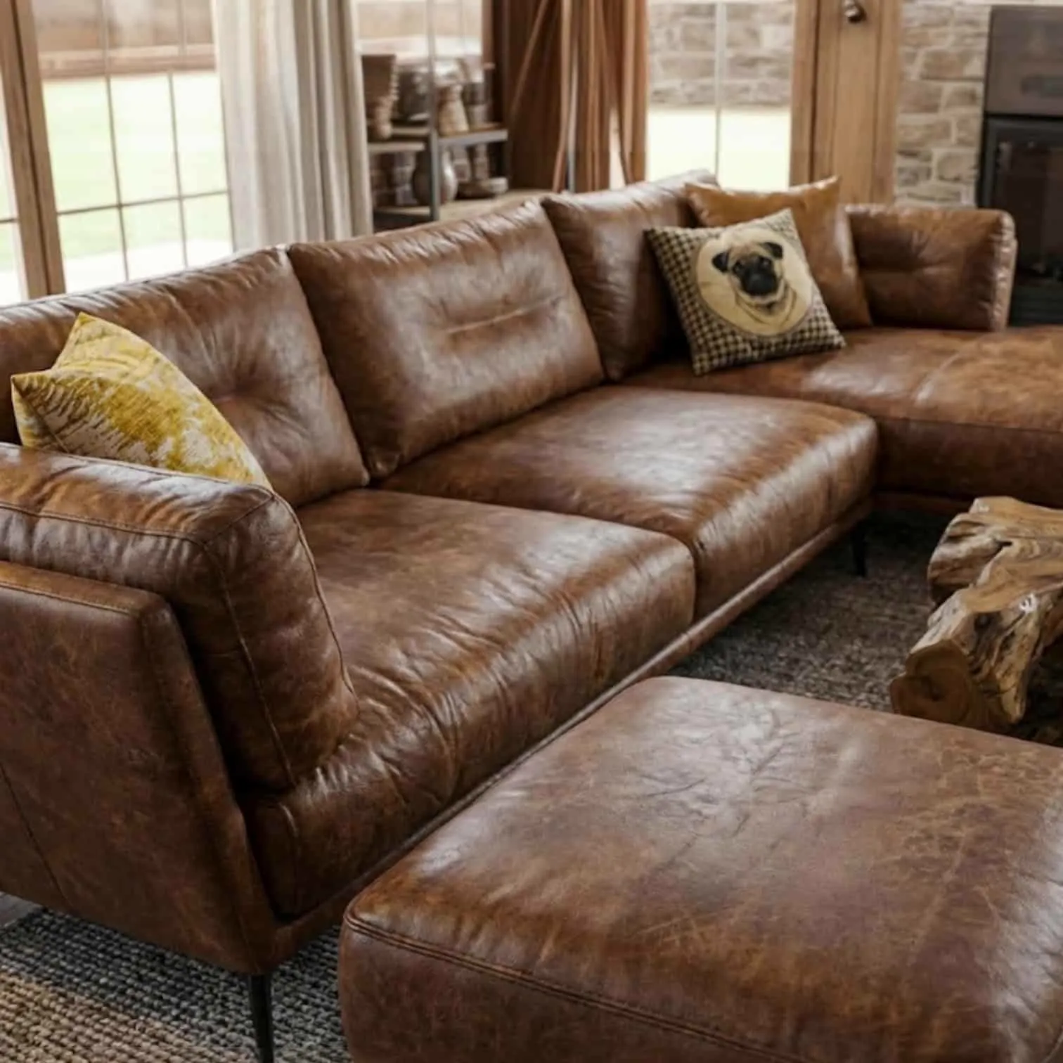 Ecksofa Mitch in einem stimmungsvollen Wohnzimmer mit einem Couchtisch aus Holz und Teppich, aus einer weiten Perspektive - Het Anker