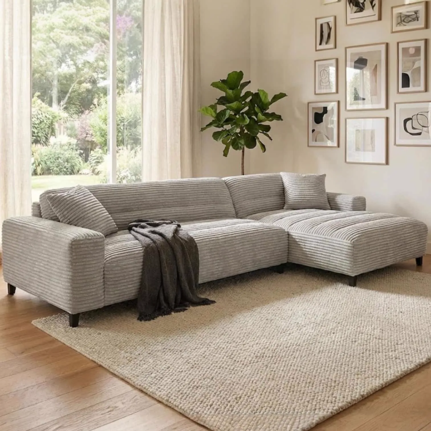 Loungesofa Ponte in einem hellen Wohnzimmer mit großem Fenster und einer Kunstgalerie an der Wand - Zitform