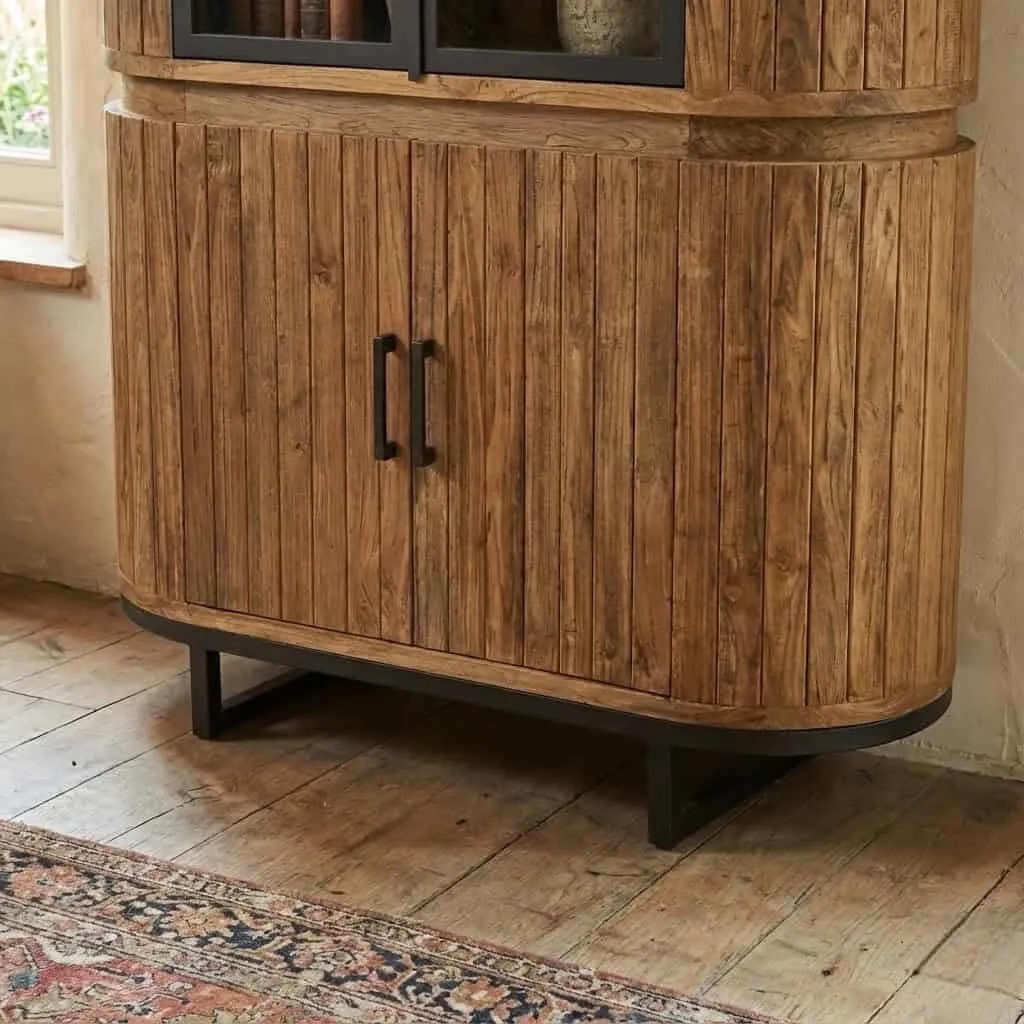 Detail des Vitrinenschrank Kennington Small mit geschlossenen Türen und einem Teppich auf dem Boden - World of Brosi