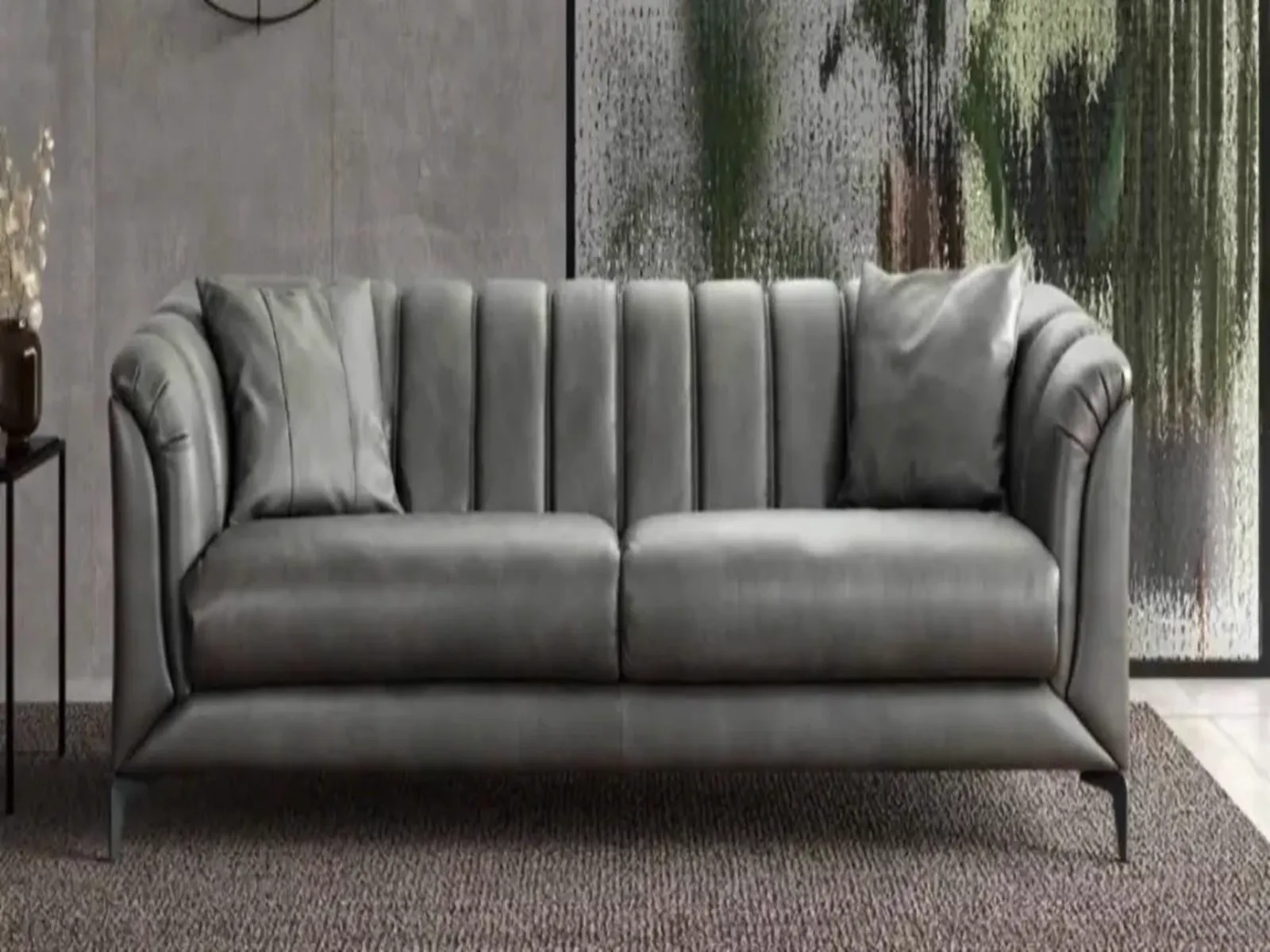 Sofa Maicon in einer modernen Wohnzimmerumgebung, mit zwei Kissen und einem Teppich - Zitform