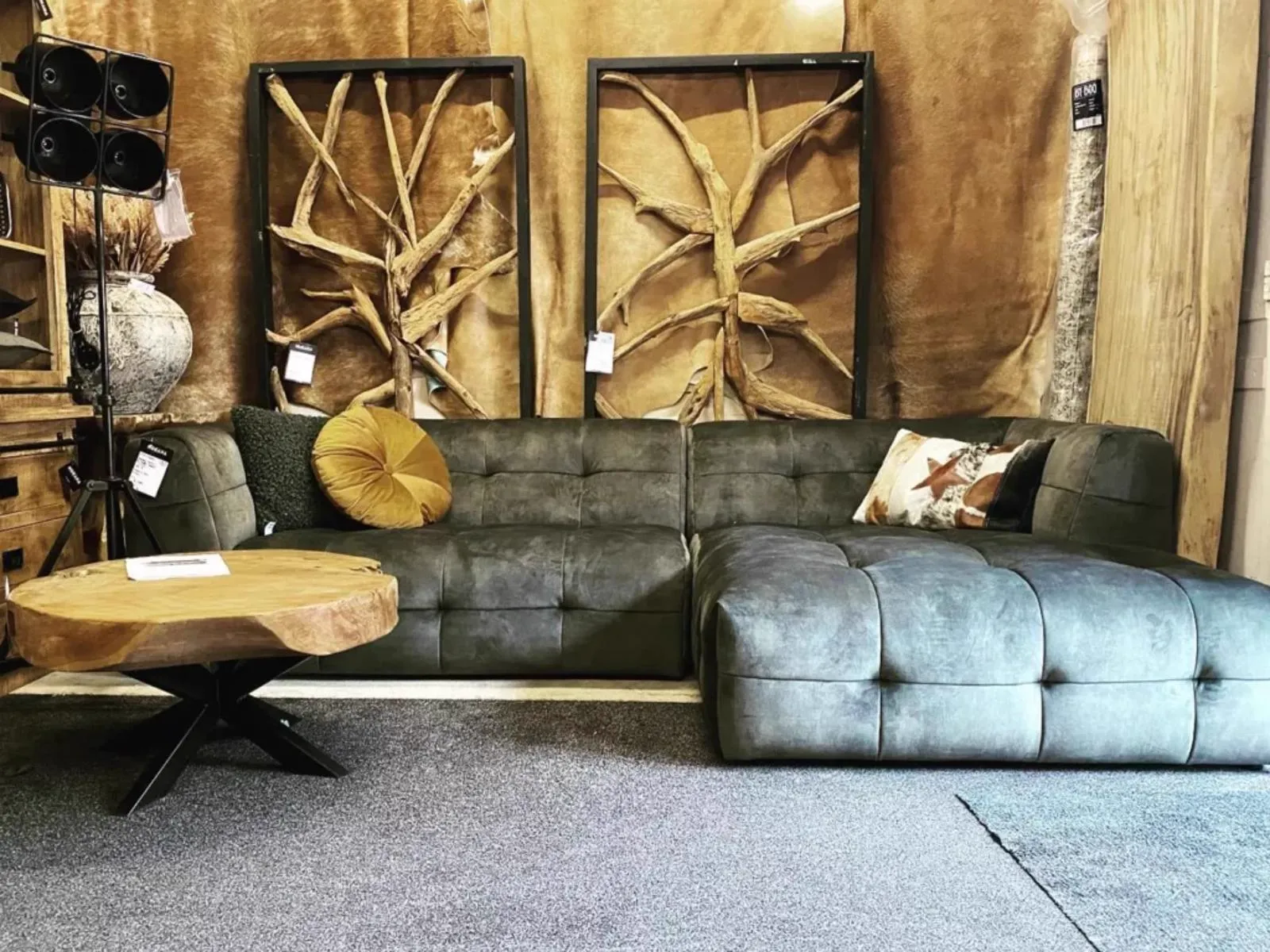 Das Sofa Capoli in einem stimmungsvollen Ambiente mit einem Couchtisch aus Holz und dekorativen Wandpaneelen - Easy Sofa