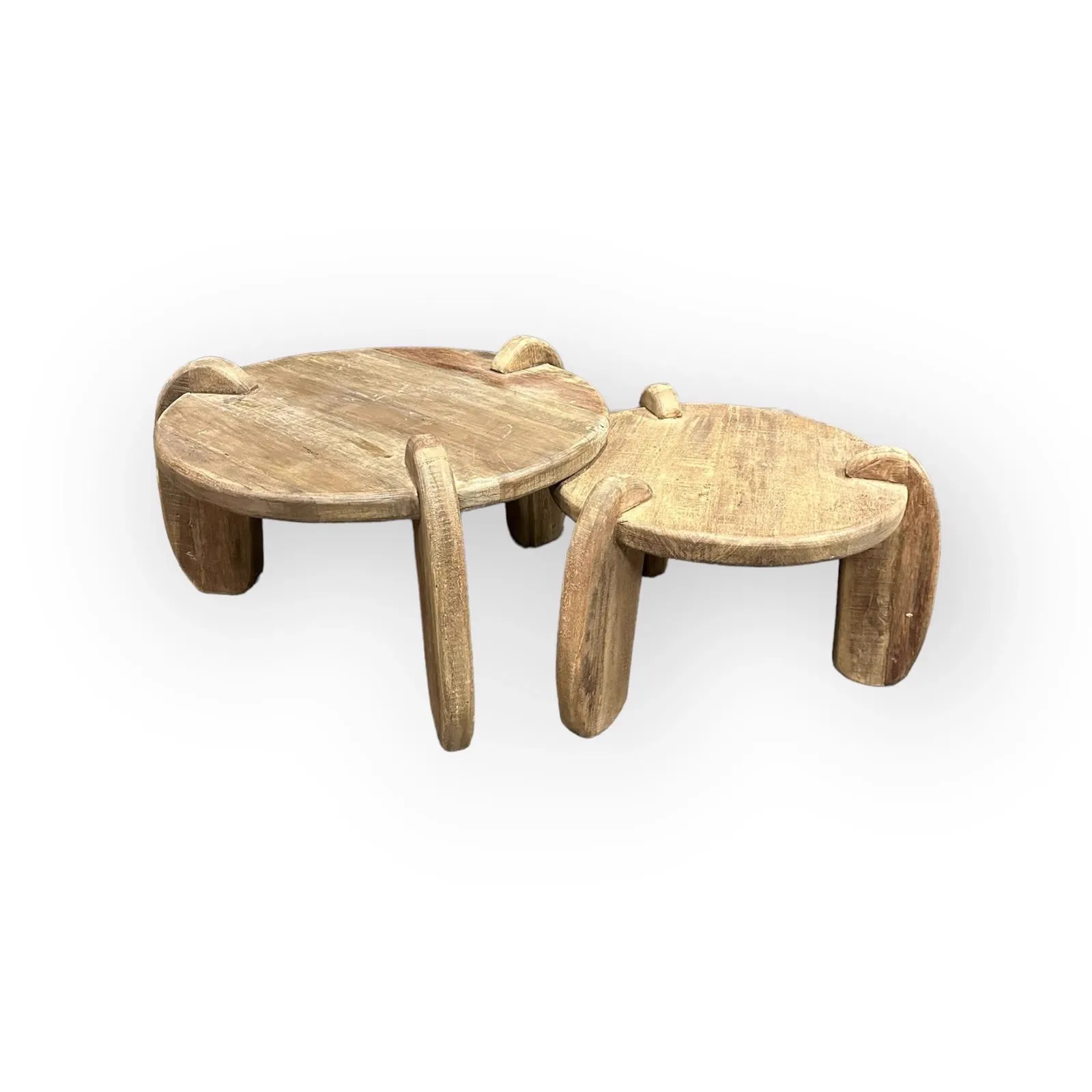 Twee Salontafels Nyawa teak, van bovenaf gefotografeerd op een witte achtergrond - World of Brosi