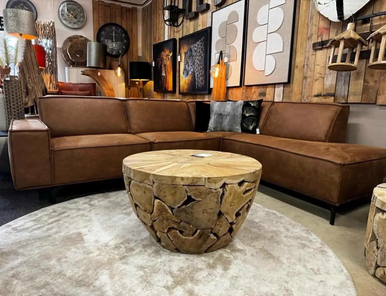 Ecksofa Marvin Ökoleder in einer gemütlichen Wohnzimmerkulisse mit einem Holztisch und Teppich - Sofa Industries