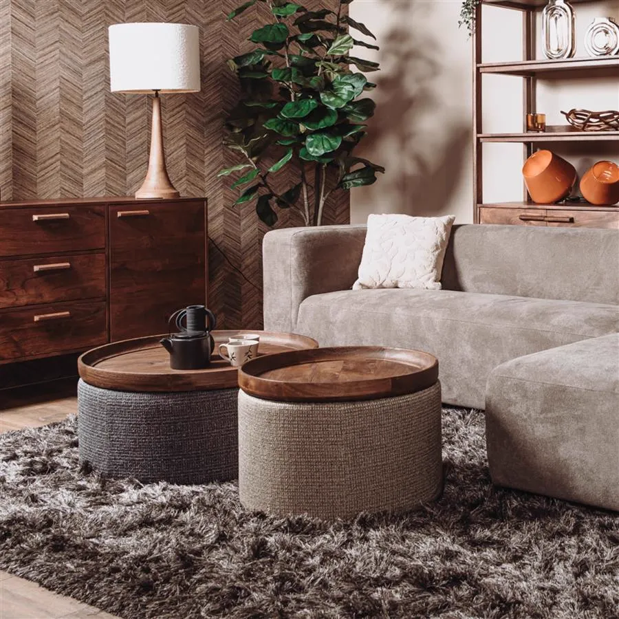Der Ossana Couchtisch 60 cm in einem stimmungsvollen Wohnzimmer-Ambiente mit Sofa und Sideboard