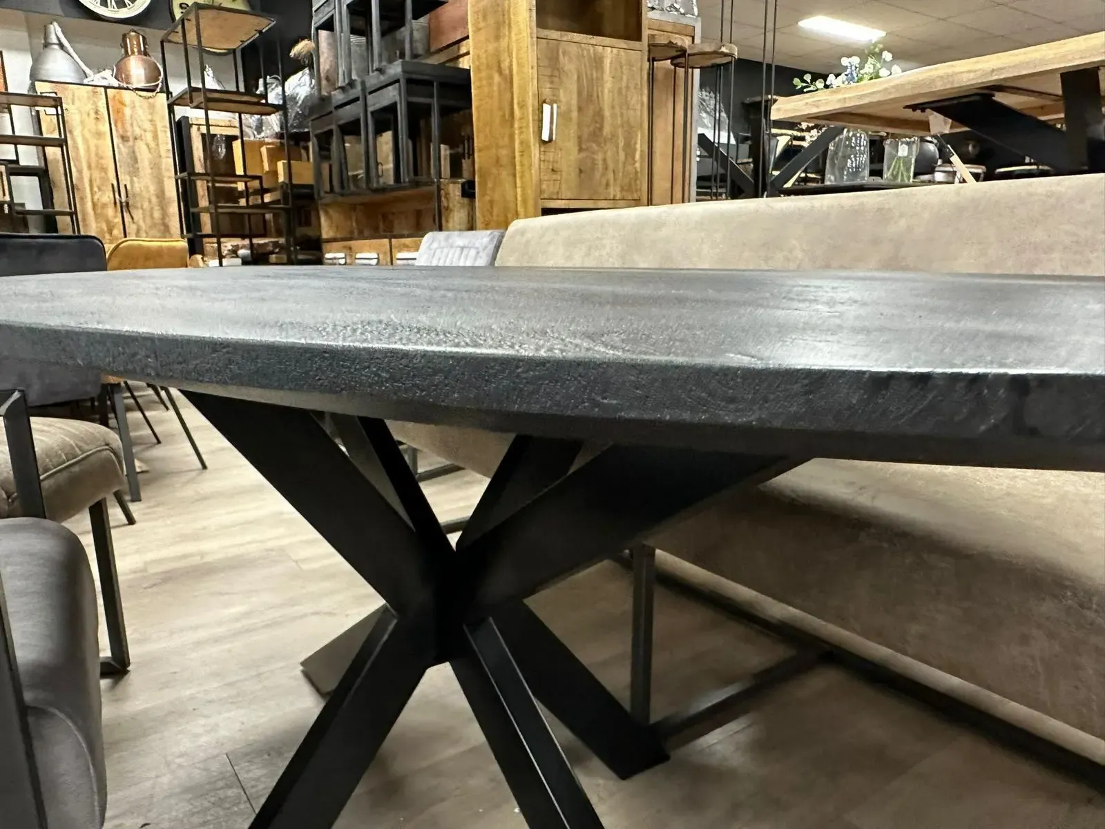 Esstisch oval 220cm Facettenkante, Detailfoto 1 - Mokana Furniture