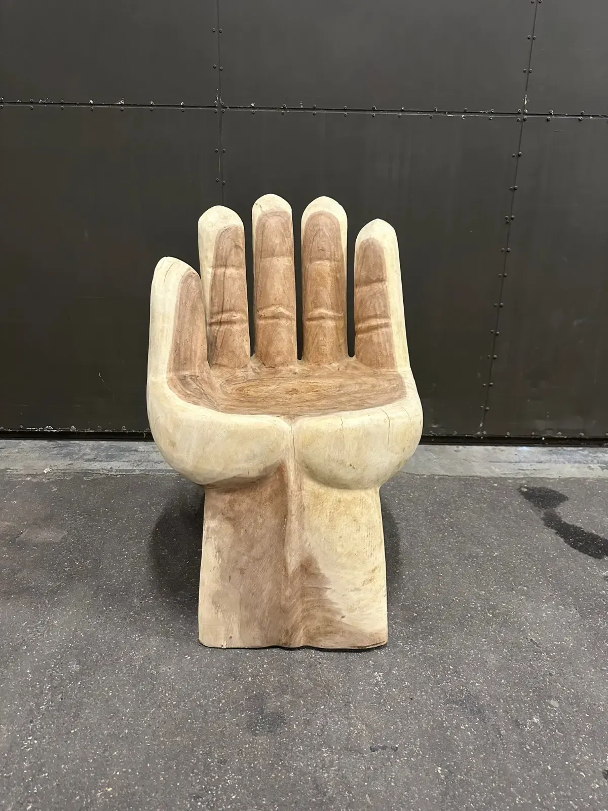 Armchair Hands On suar wood - World of Brosi