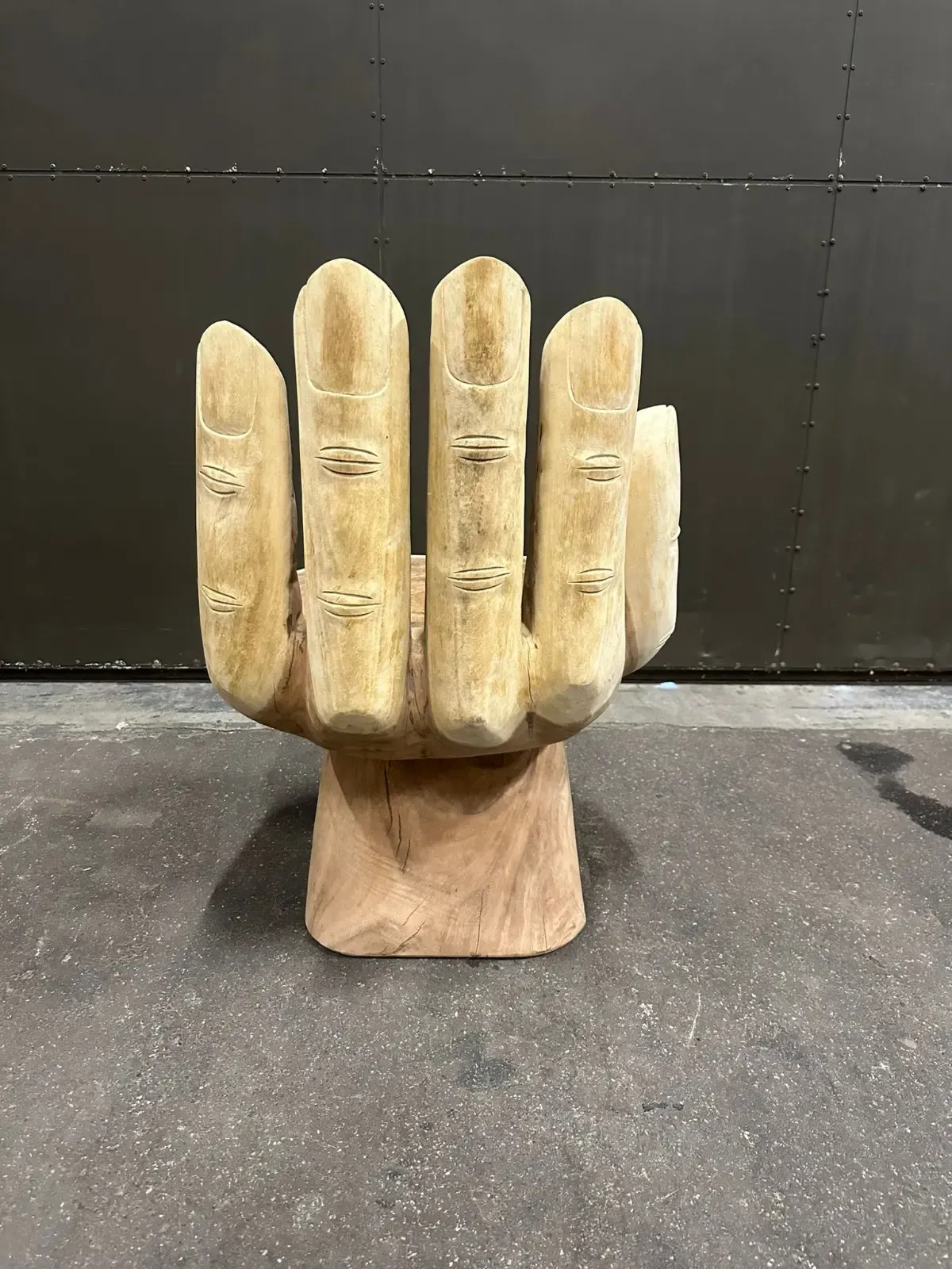 Armchair Hands On suar wood - World of Brosi