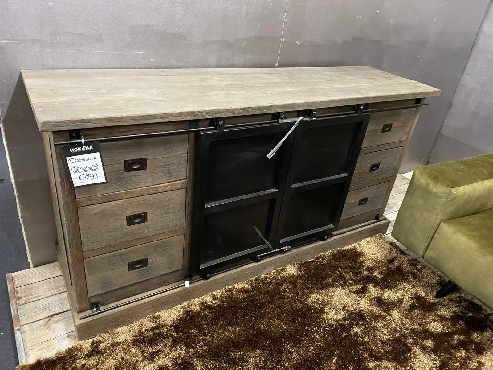 Dressoir vergrijsd