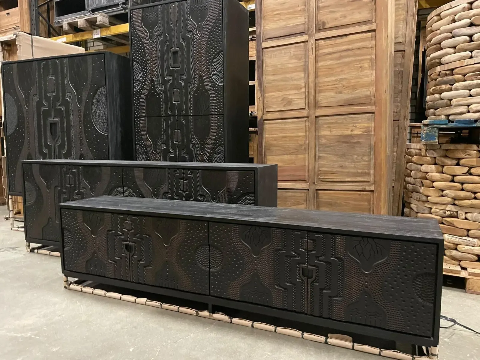 TV-Möbel Graphic Massivholz Teak mit Carving - World of Brosi