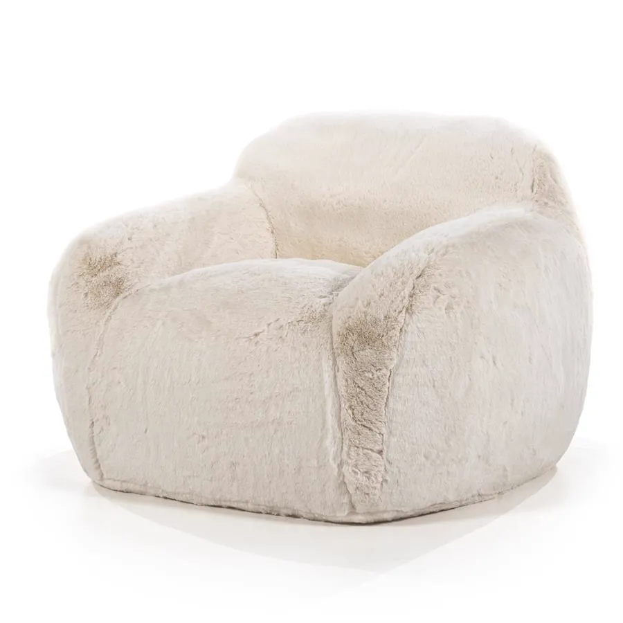 Der beige Hug Sessel von By-Boo, ein weicher Sessel mit flauschiger Textur, auf weißem Hintergrund