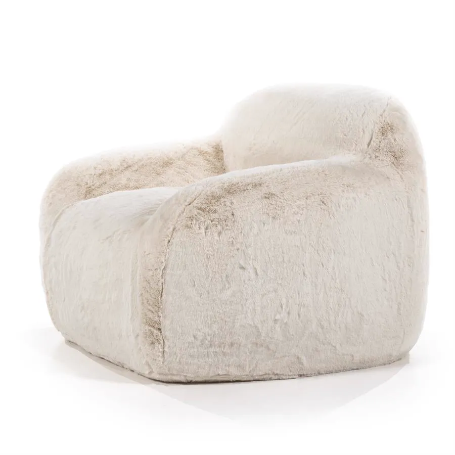 Der Hug Sessel in Beige, von By-Boo, steht auf weißem Hintergrund