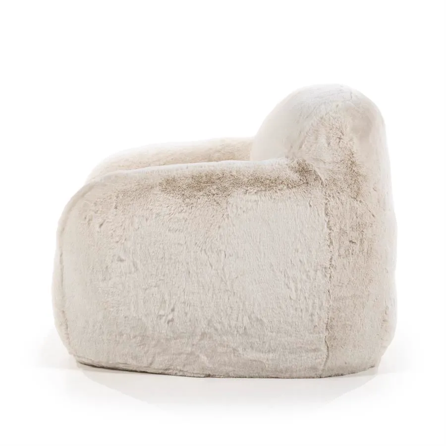 Der Sessel Hug - beige, ein weicher Sessel mit einer haarigen Textur, fotografiert auf weißem Hintergrund - By-Boo