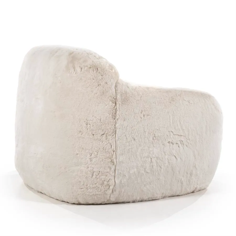 Der Hug - beige Sessel auf weißem Hintergrund, von der Seite fotografiert - By-Boo