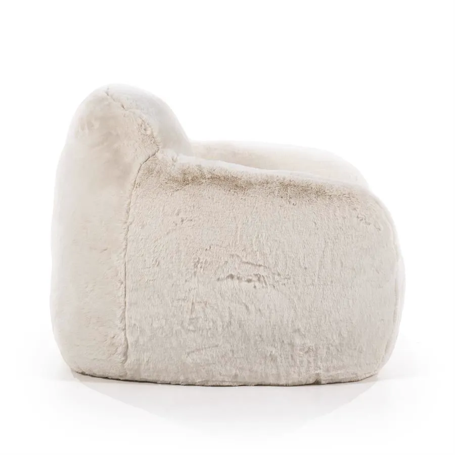 Der beige Hug Sessel von By-Boo, von der Seite auf weißem Hintergrund fotografiert