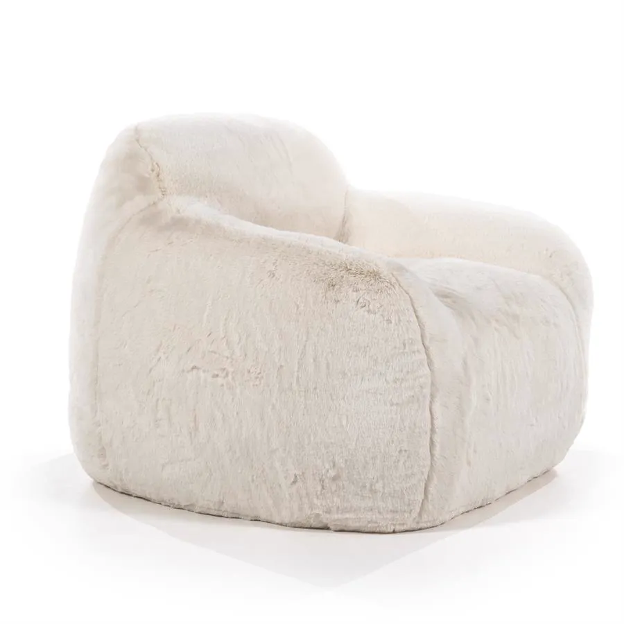 Der Hug - beige Sessel mit weichem Teddy-Stoff auf weißem Hintergrund, aus einer niedrigen Perspektive - By-Boo