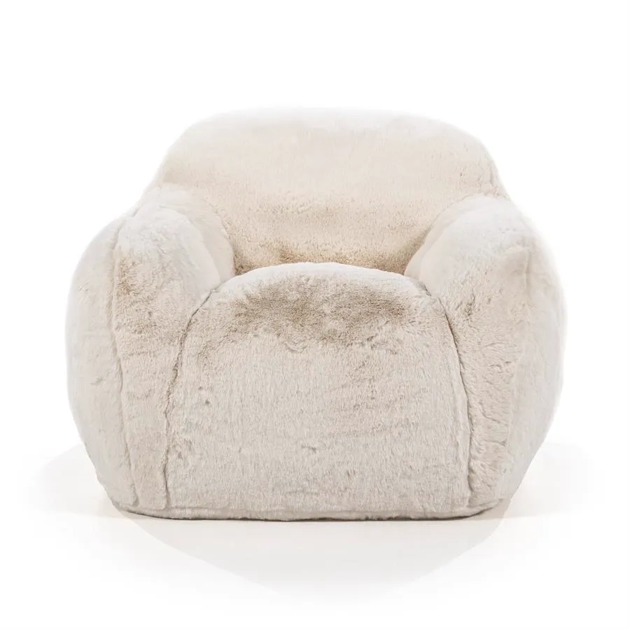 Der Hug beige Sessel von By-Boo, mit einer weichen, flauschigen Textur, auf weißem Hintergrund