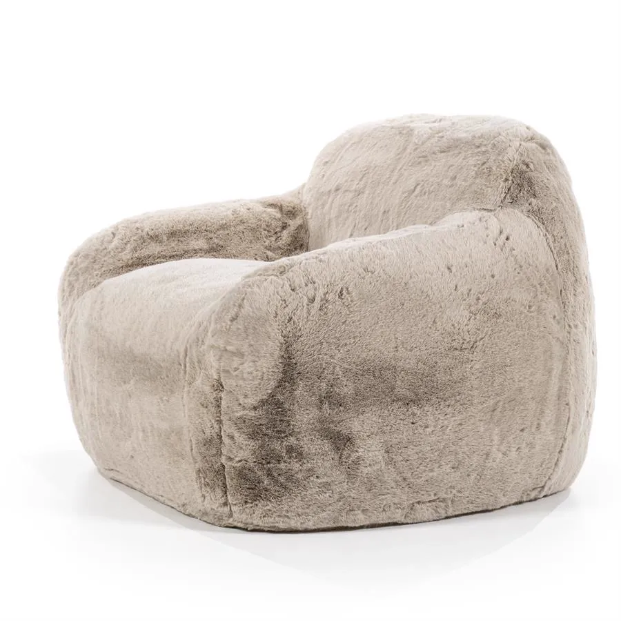 Der Hug - taupe Sessel in einem Studio, mit flauschiger Textur und weicher Ausstrahlung - By-Boo