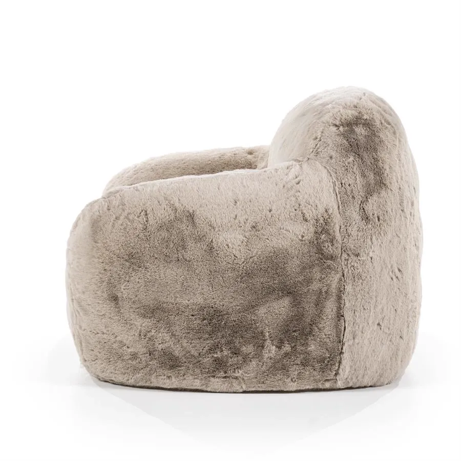Der Hug - taupe Sessel von By-Boo, von der Seite auf weißem Hintergrund gesehen