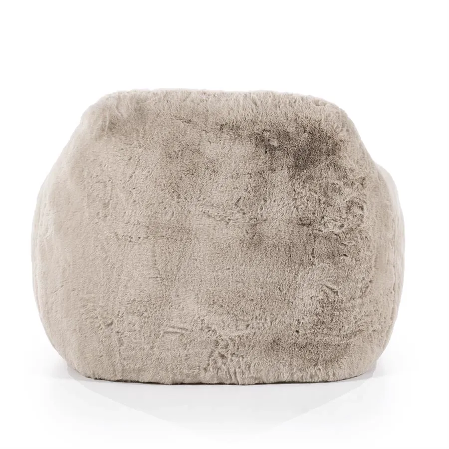 Der Hug - taupe, ein bequemer Sitzsack aus weichem taupefarbenem Stoff, auf weißem Hintergrund fotografiert - By-Boo