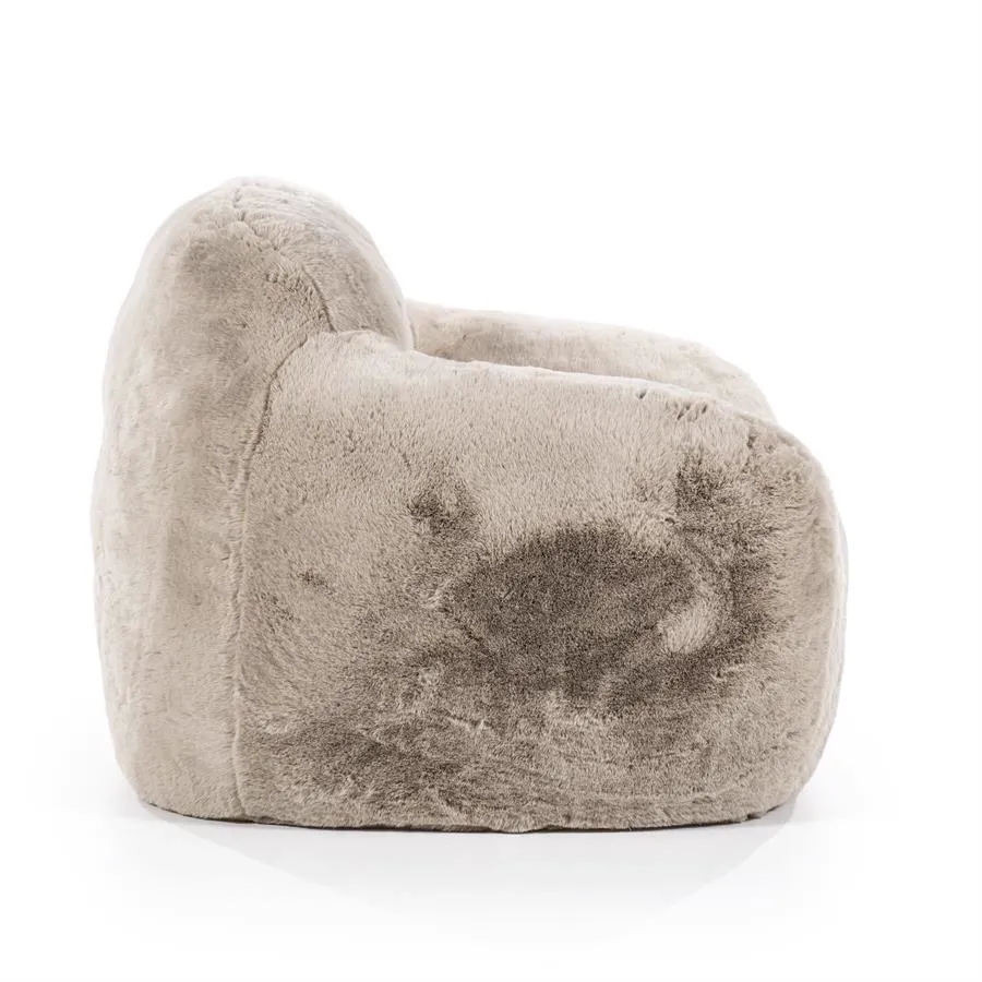 Der By-Boo Hug - taupe Stuhl auf weißem Hintergrund, von der Seite fotografiert