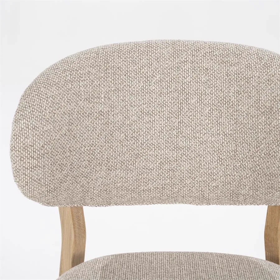 Nahaufnahme der Rückenlehne des Stuhls Mikky naturel - taupe Moon, mit der Textur des taupefarbenen Stoffbezugs und einem Teil des Holzrahmens - Eleonora