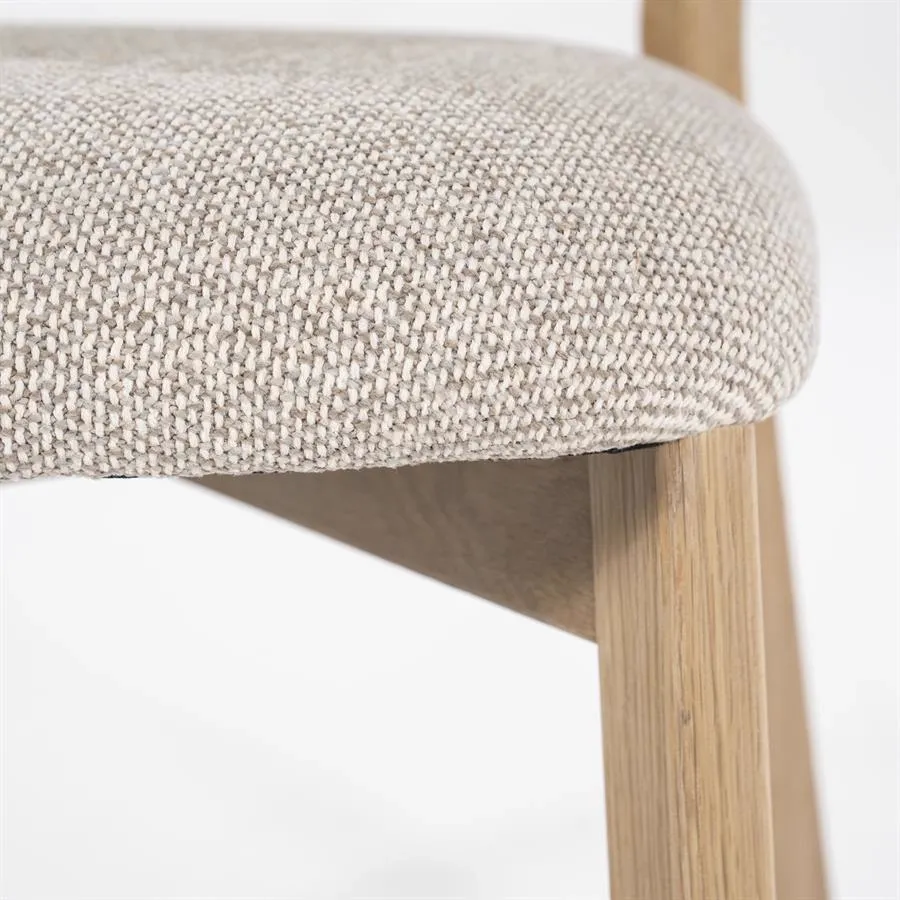 Detailaufnahme des Sitzes vom Stuhl Mikky naturel - taupe Moon mit dem gewebten Stoff und Holzbein - Eleonora