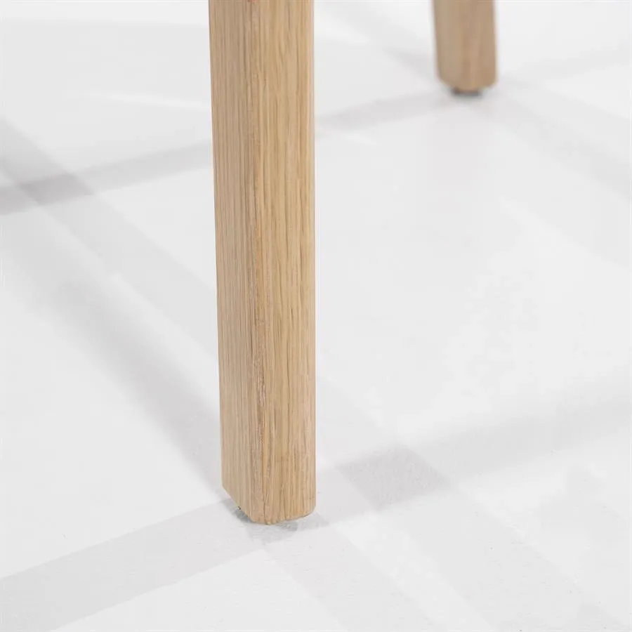 Detail des naturfarbenen Holzbeins vom Stuhl Mikky naturel - taupe Moon auf weißem Untergrund - Eleonora