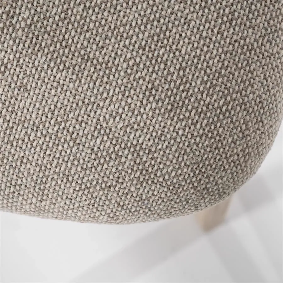 Detail des Stuhls Mikky naturel - taupe Moon, mit einer Nahaufnahme des taupefarbenen Stoffes und einem Teil eines hellen Stuhlbeins - Eleonora