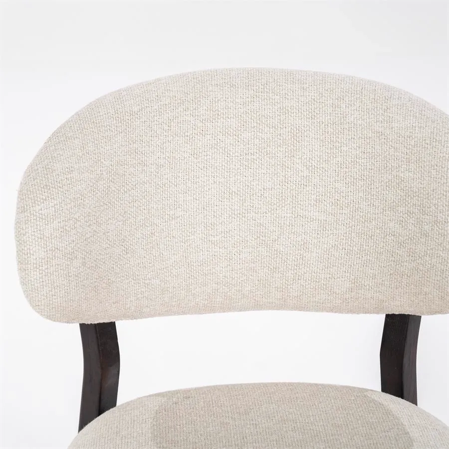 Detailaufnahme der Rückenlehne des Stuhls Mikky braun - beige Moon, mit beigem Stoffbezug und dunklen Holzbeinen - Eleonora