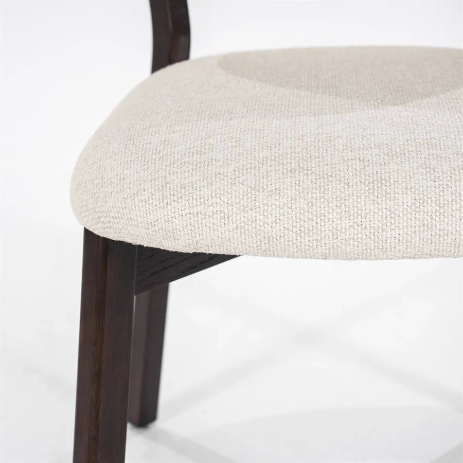 Detail des Stuhls Mikky braun - beige Moon, mit Fokus auf die beige Stoffpolsterung und dunkelbraune Beine - Eleonora