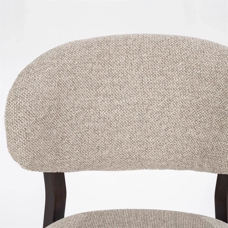 Detailaufnahme der Rückenlehne des Stuhls Mikky braun - taupe Moon, mit dem taupefarbenen Stoff und einem dunkelbraunen Bein - Eleonora