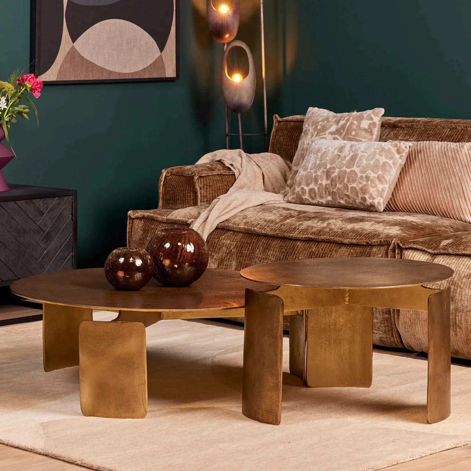 Salontafel Darwin in een warme woonkamer met een bank, kussens en vloerkleed - Starfurn