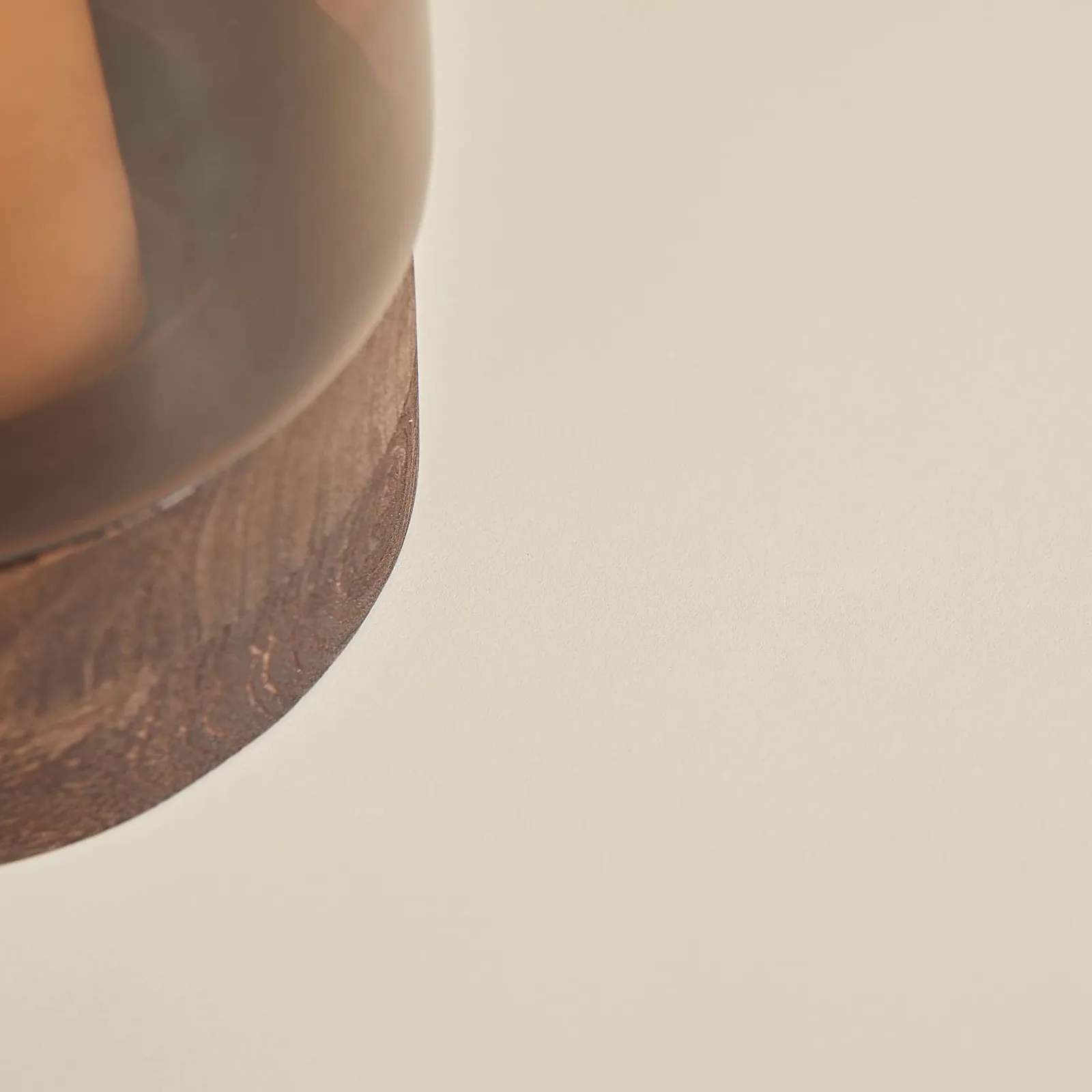 Detail des Couchtischs Mabel, mit einer Nahaufnahme des dunklen Holzrandes und einem hellen Hintergrund - Starfurn