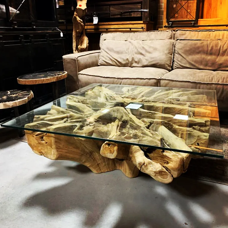 Couchtisch Amazones Wurzelteak mit Glasplatte in einer stimmungsvollen Wohnzimmerkulisse - World of Brosi