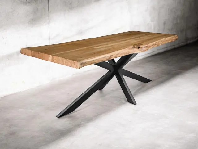 Baumstamm-Esstisch Nando mit einer organisch geformten Platte und einem schwarzen Metallspinnenfuß in einer Studio-Umgebung - Mokana Furniture