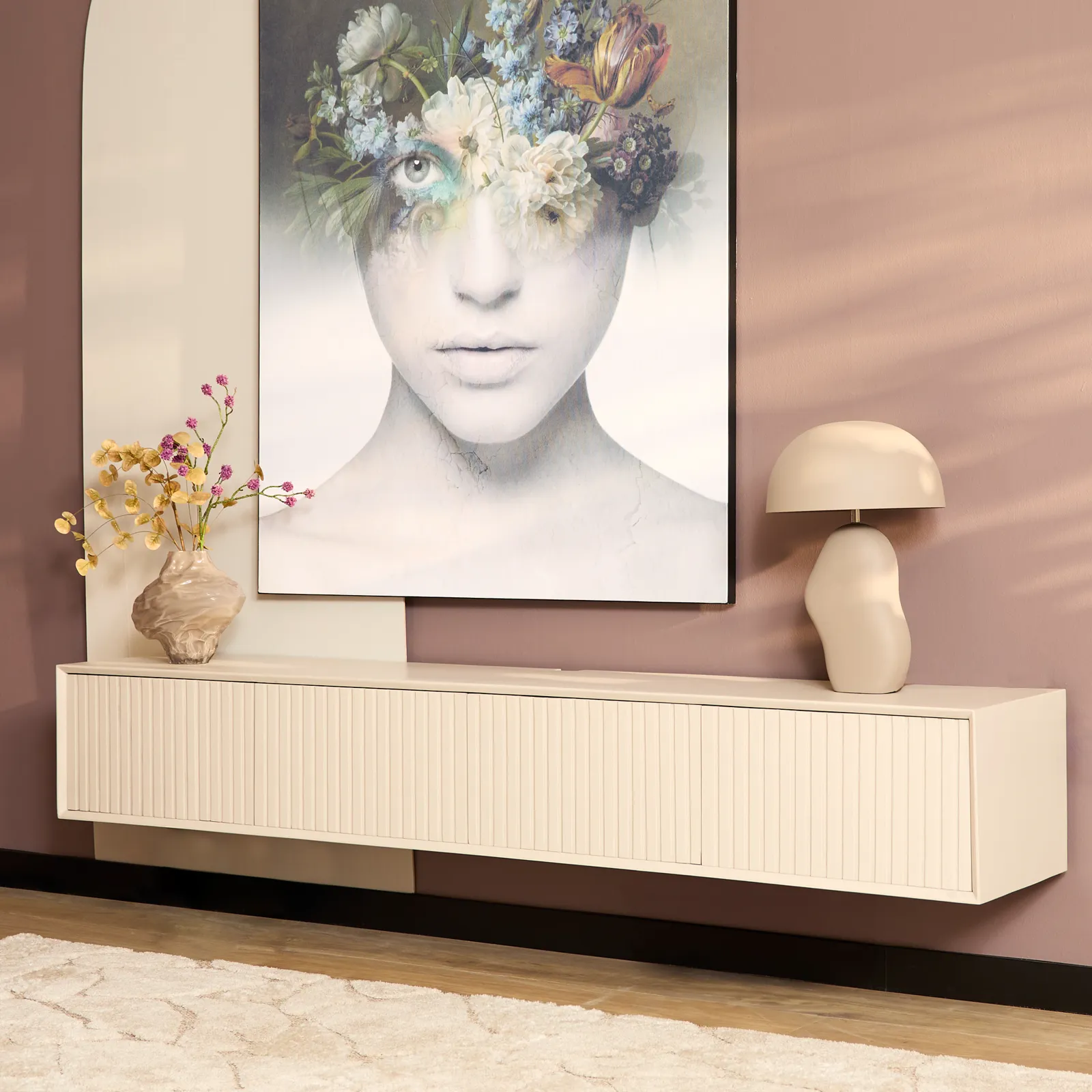 Zwevend tv meubel Madison Sand in een woonkamer met een kunstwerk, vaas met bloemen en een tafellamp - Starfurn