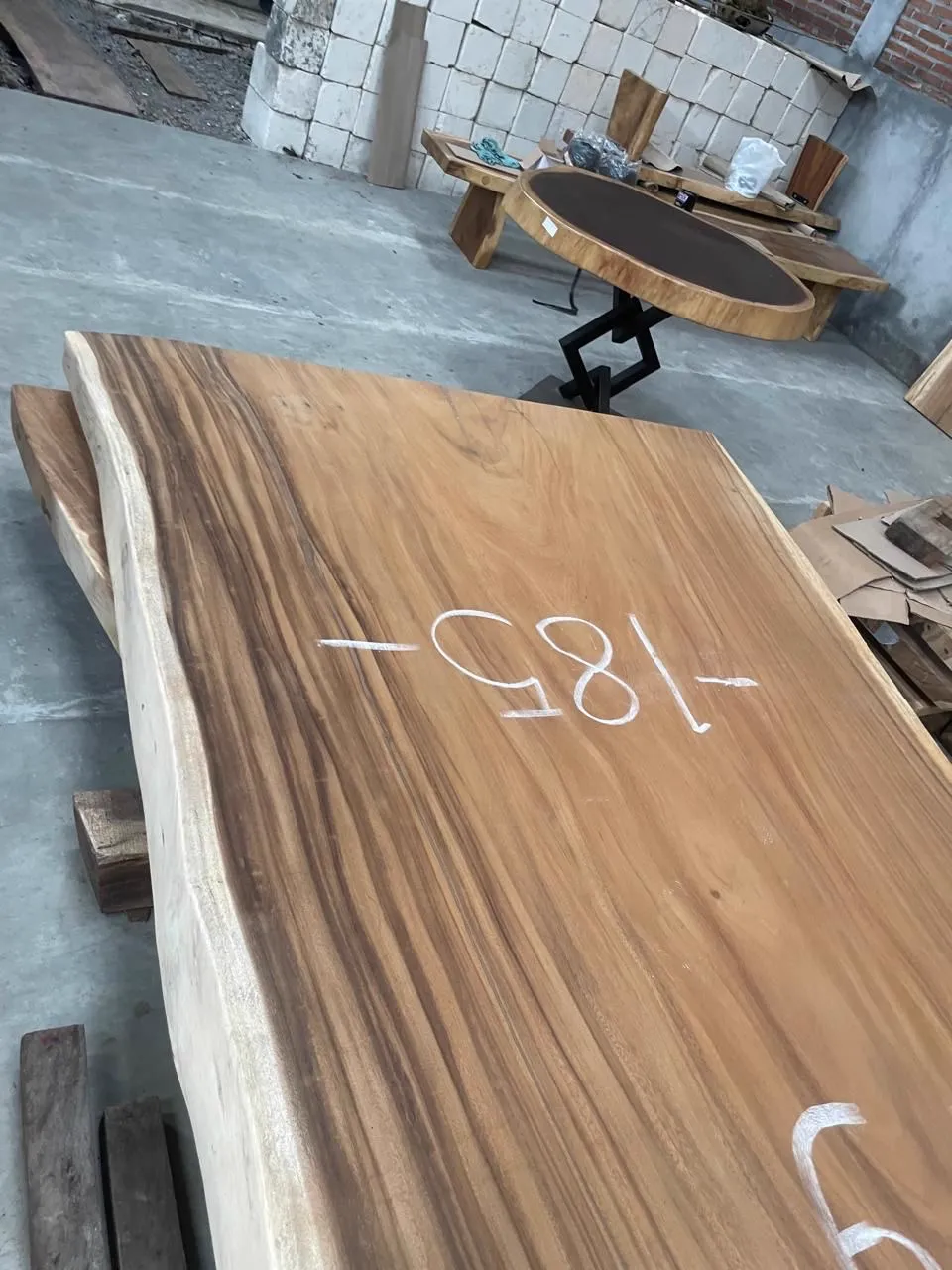 Nahaufnahme einer Baumstammplatte Bali Suarholz 7,4 Meter mit deutlich sichtbarer Seite und Holzmaserung - World of Brosi