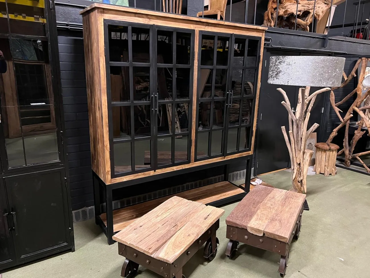 Display Cabinet Yuli teak - World of Brosi
