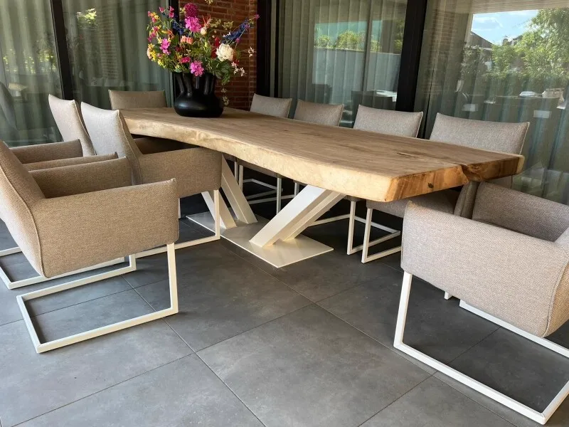 Baumstammtisch Suarholz V-Bein weiß mit Stühlen auf einer Terrasse mit Glaswänden - World of Brosi
