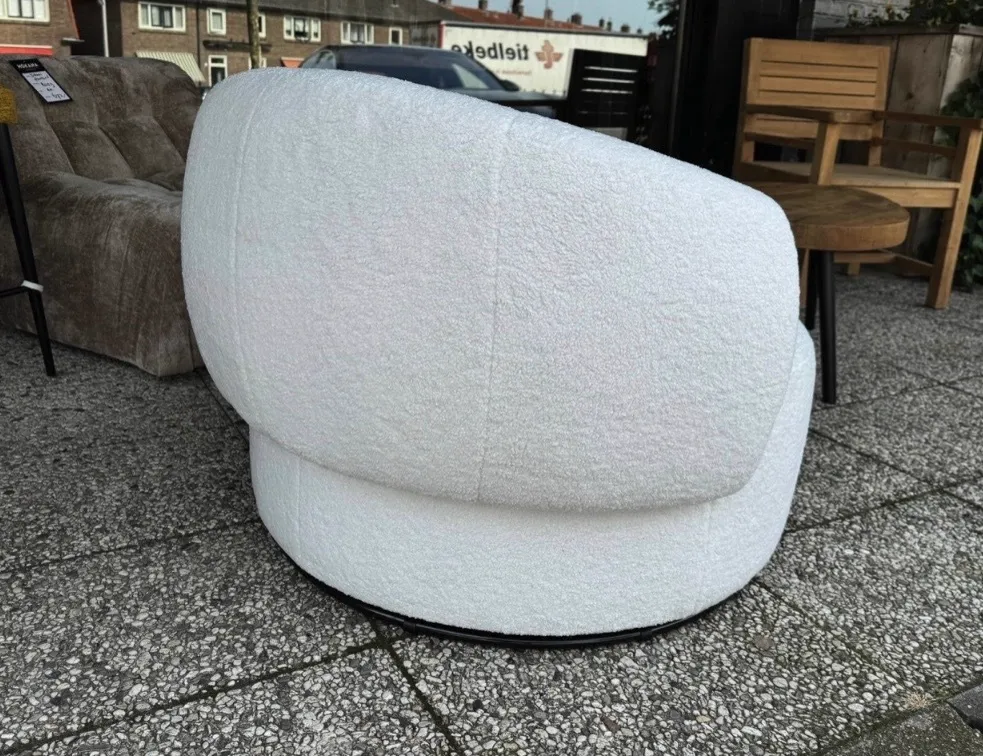 Sessel Natalie aus hellem Bouclé-Stoff, auf einer Terrasse mit anderen Möbeln fotografiert - Agpol