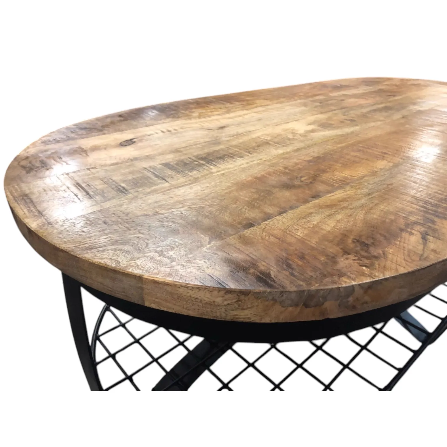 Nahaufnahme der ovalen Holzplatte und des schwarzen Metallablagebodens des Couchtischs Rio - Mokana Furniture