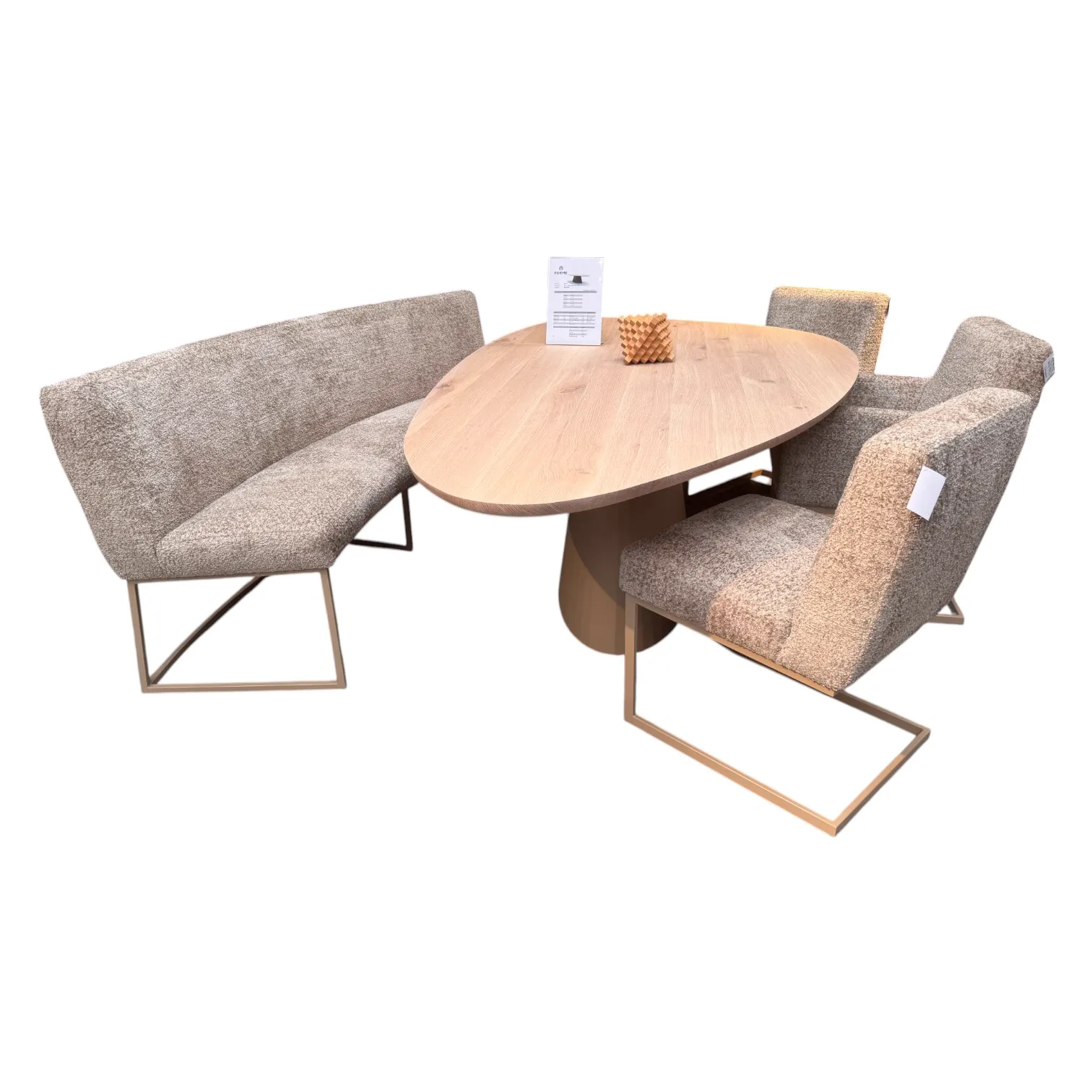 Eetkamerbank Zara ovaal met een eettafel en twee eetkamerstoelen op een witte achtergrond - Het Anker