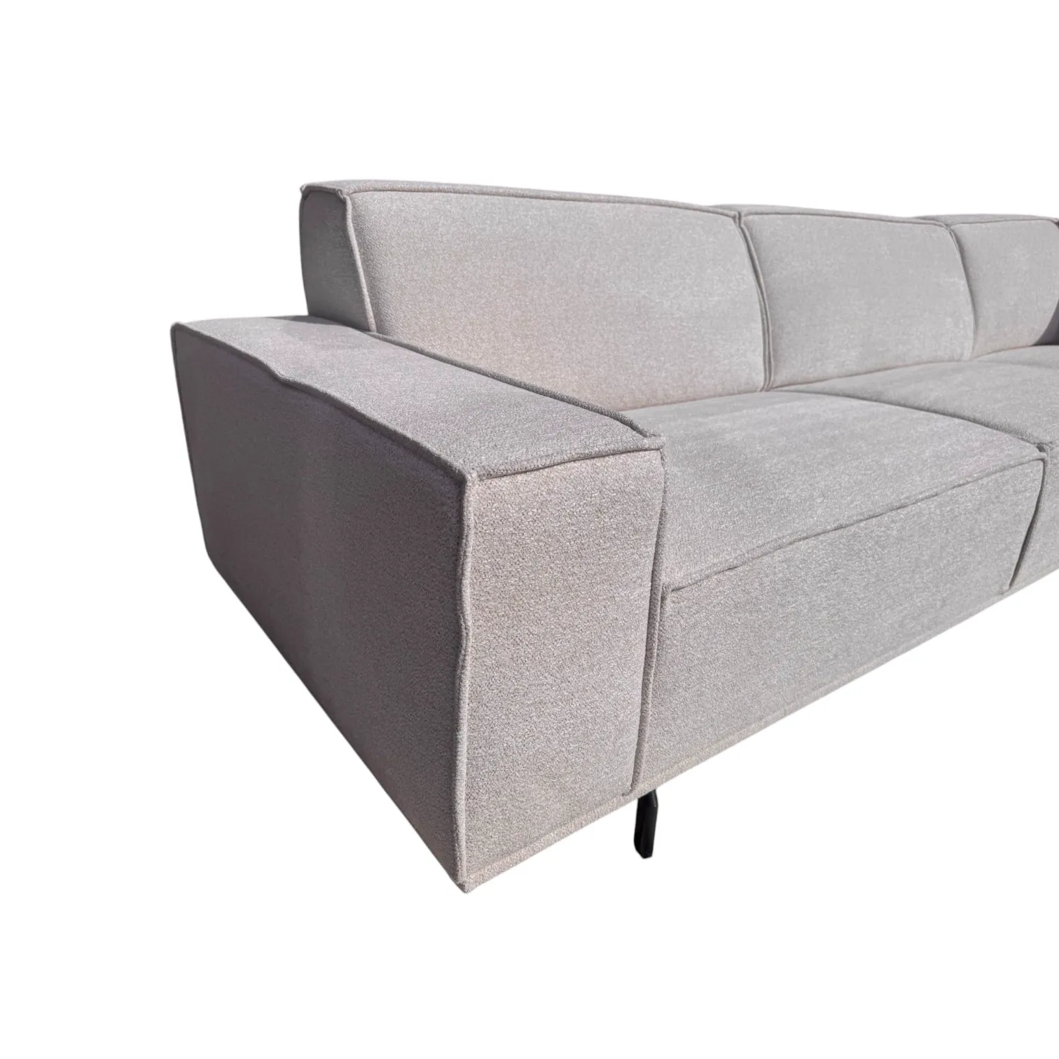 Ecksofa Charly auf weißem Hintergrund, mit einer Nahaufnahme der Armlehne und Rückenlehne - Sofa Industries