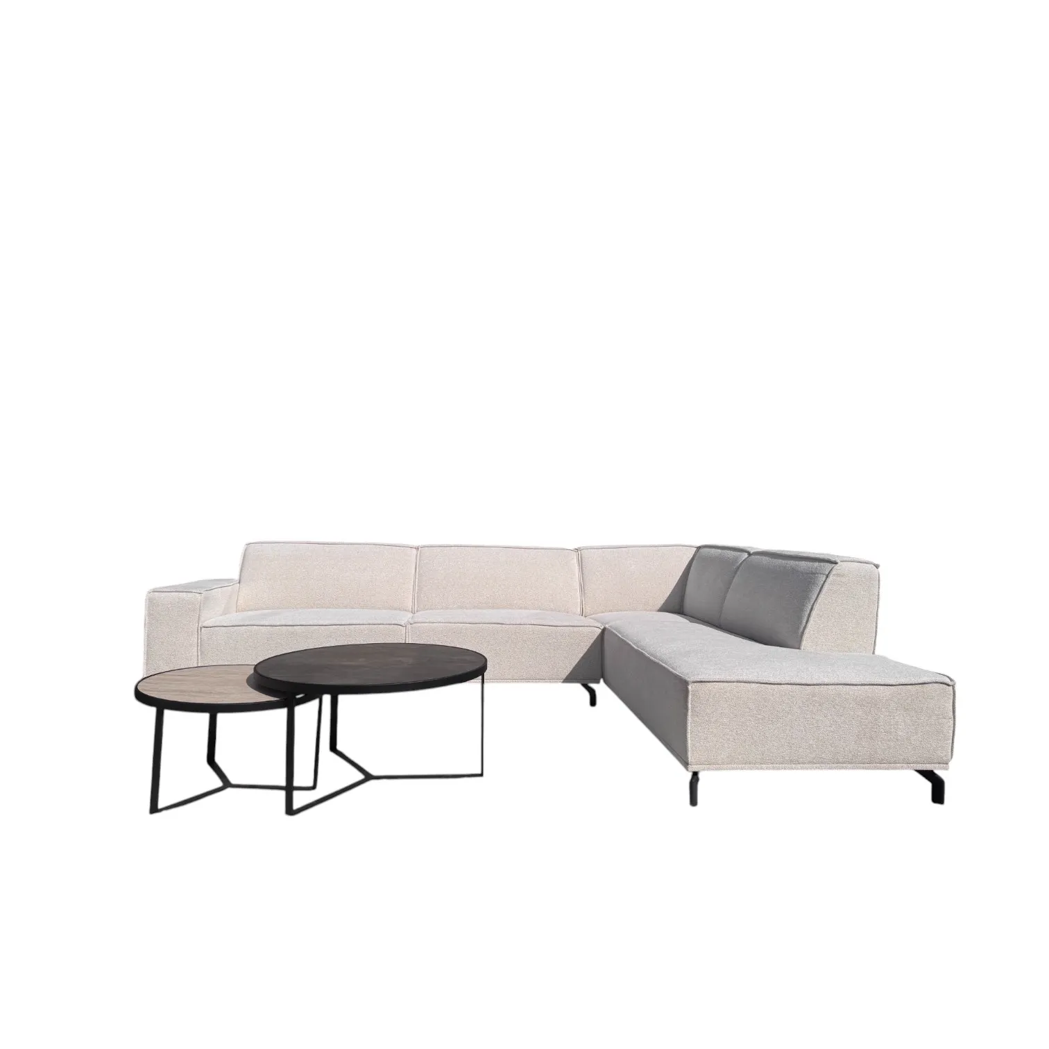 Ecksofa Charly in einem Studio, mit zwei Couchtischen davor, aus einem niedrigen Blickwinkel fotografiert - Sofa Industries