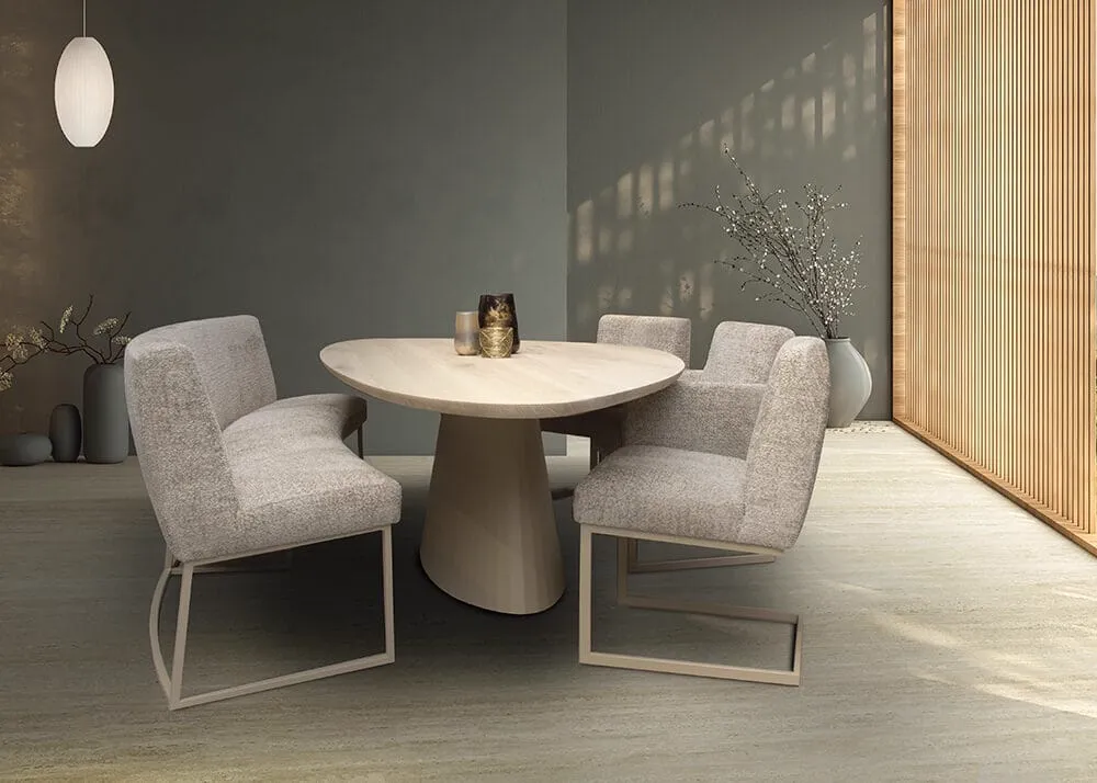 Eetkamerstoel Lola in een moderne eetkamer met een ovale houten tafel en vazen - Het Anker