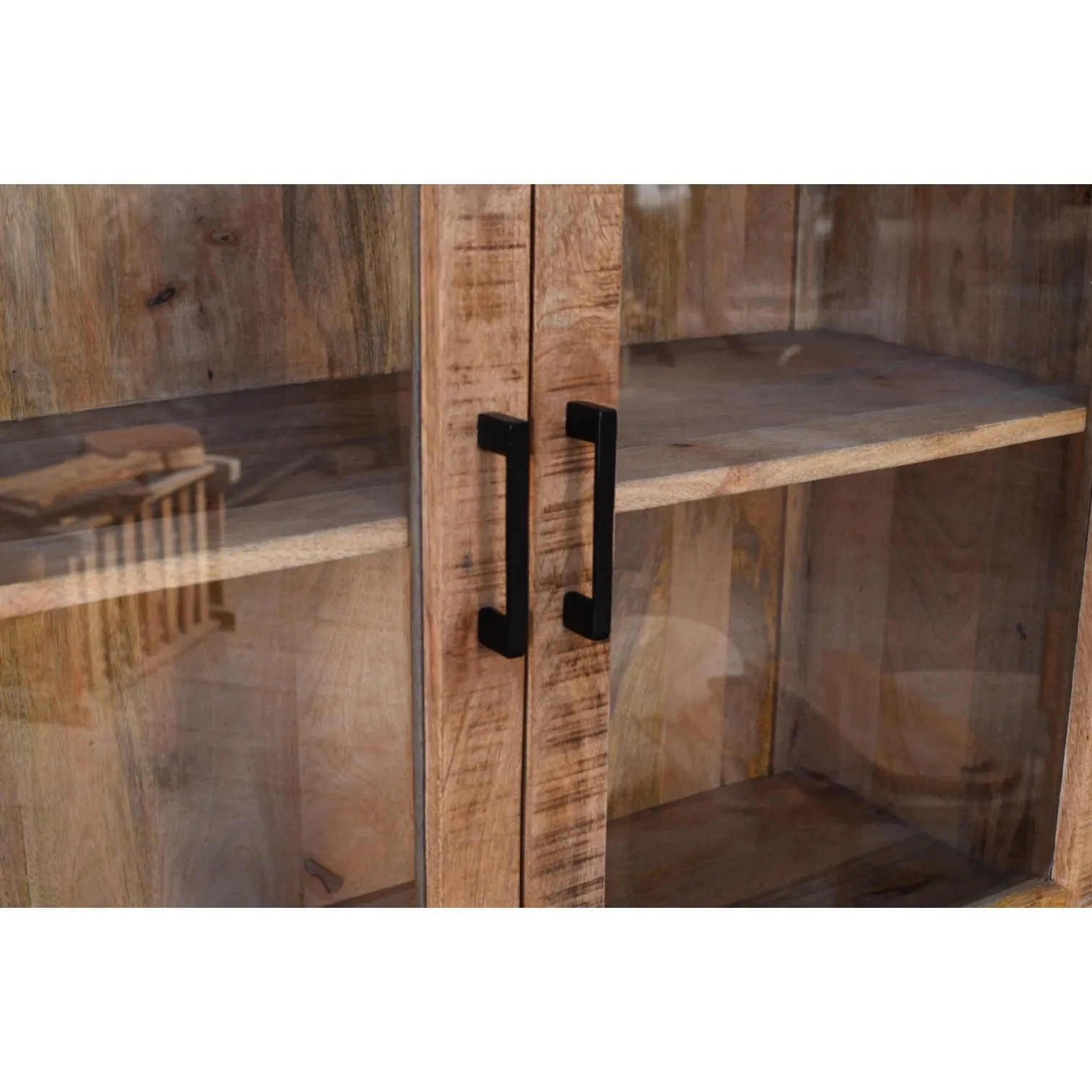 Nahaufnahme des Vitrinenschranks Len, mit den beiden Glastüren und schwarzen Griffen - Mokana Furniture