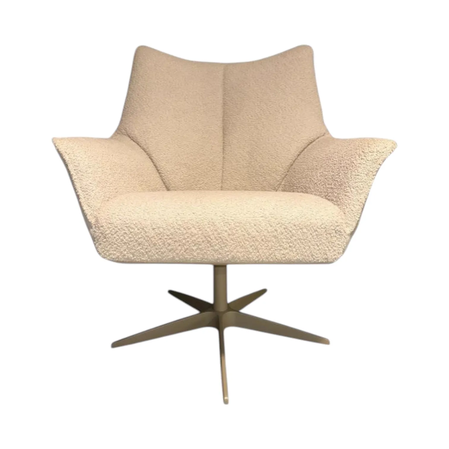 Sessel Fly auf weißem Hintergrund, mit einem weichen, cremefarbenen Bouclé-Stoff und einem schlanken Sternfuß - Class Design
