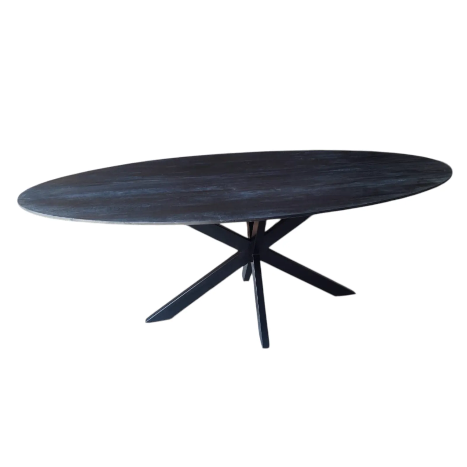 Esstisch Mangoholz oval schwarz Facettenkante auf weißem Hintergrund, schräg von vorne fotografiert - Mokana Furniture