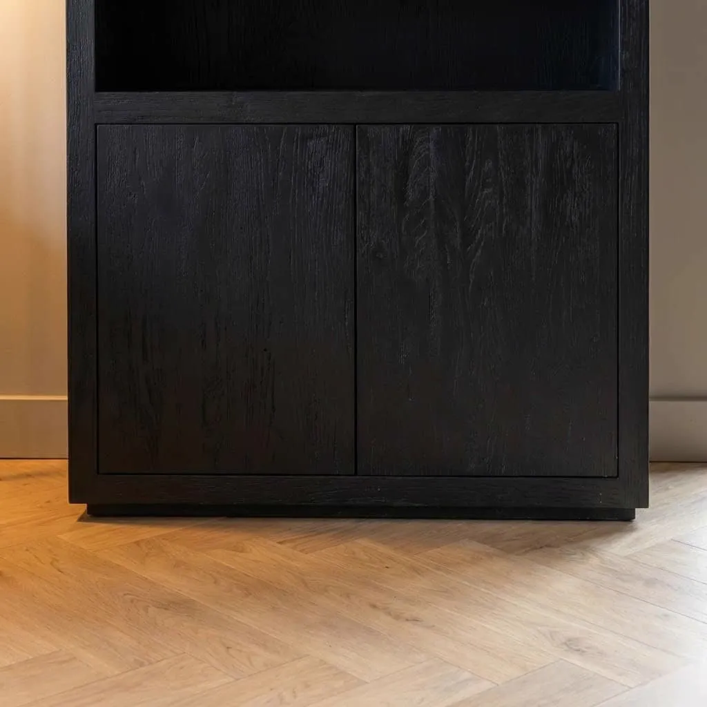 Detailansicht des unteren Teils vom Bücherregal Torsa, mit zwei Türen und einem Holzboden - Mokana Furniture