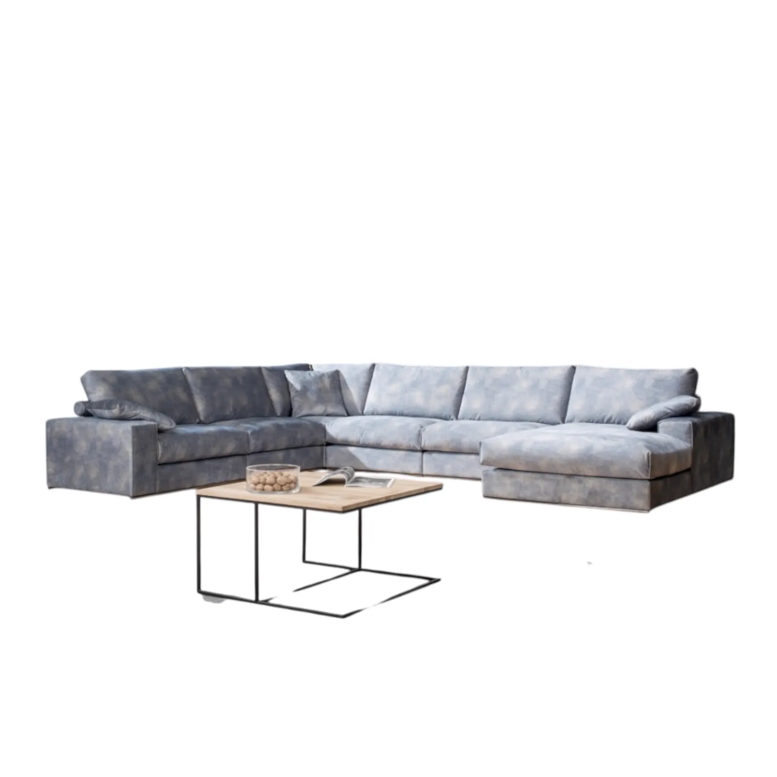 Das Albertina Sofa in U-Form mit einem Couchtisch davor, auf weißem Hintergrund fotografiert - Primavera